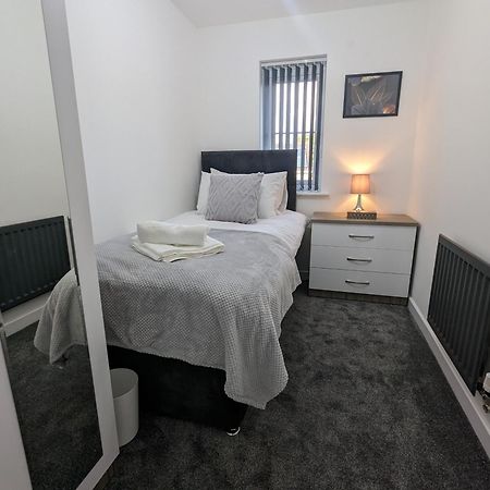 Clariturf - 4 Bedroom Semi - Private Parking Near Turf Moor, Town Centre, Transport And Motorway Links Next To Canal, 3 Parks And Lake - Sky And Netflix Burnley Extérieur photo