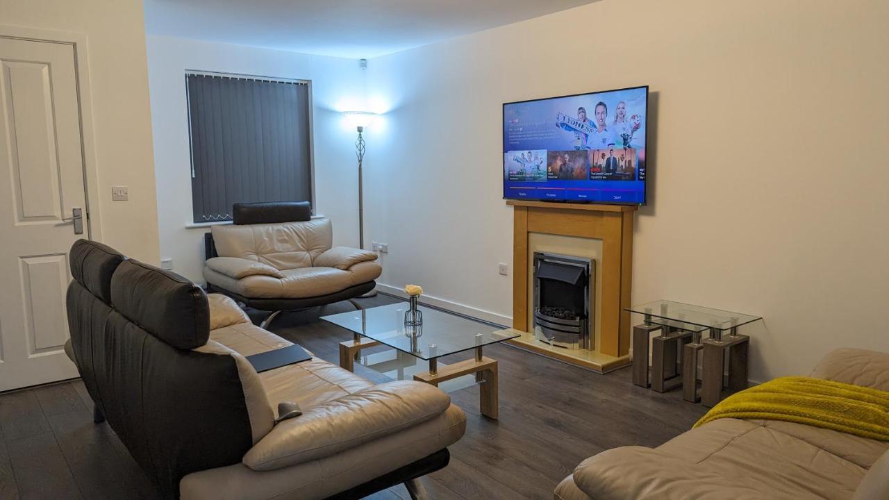 Clariturf - 4 Bedroom Semi - Private Parking Near Turf Moor, Town Centre, Transport And Motorway Links Next To Canal, 3 Parks And Lake - Sky And Netflix Burnley Extérieur photo