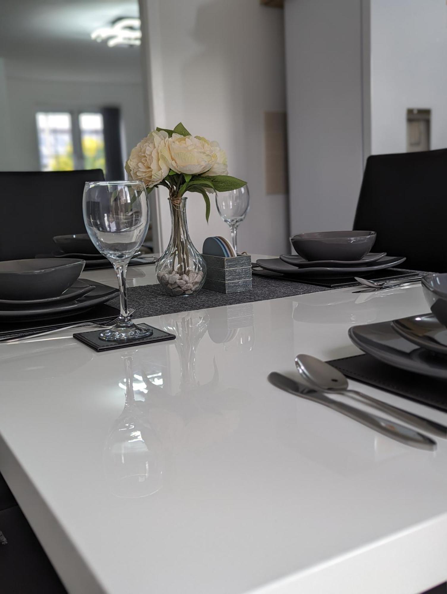 Clariturf - 4 Bedroom Semi - Private Parking Near Turf Moor, Town Centre, Transport And Motorway Links Next To Canal, 3 Parks And Lake - Sky And Netflix Burnley Extérieur photo