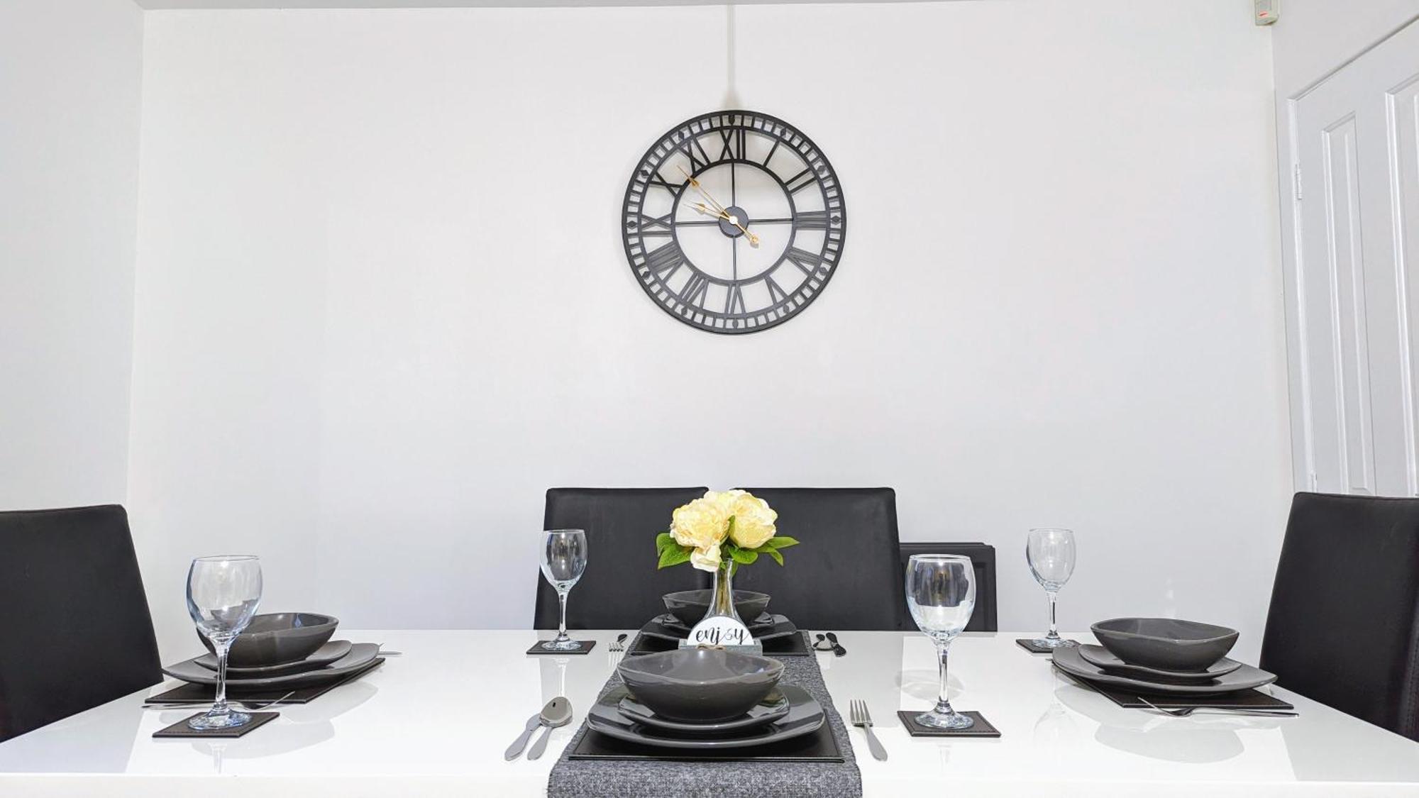 Clariturf - 4 Bedroom Semi - Private Parking Near Turf Moor, Town Centre, Transport And Motorway Links Next To Canal, 3 Parks And Lake - Sky And Netflix Burnley Extérieur photo