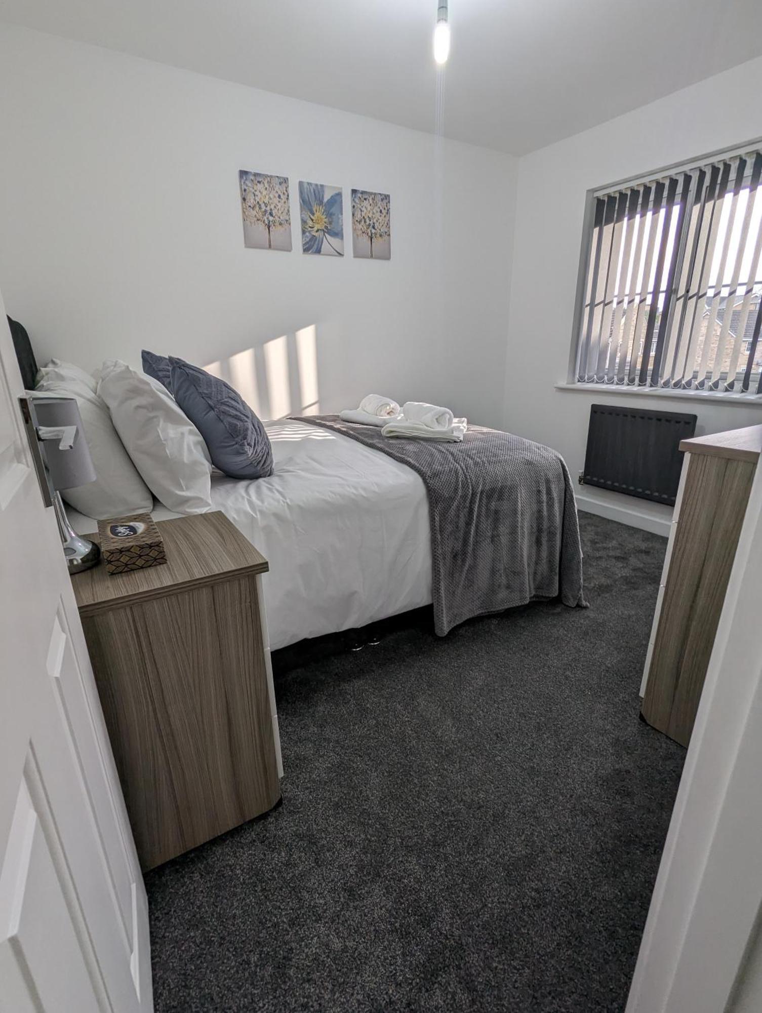Clariturf - 4 Bedroom Semi - Private Parking Near Turf Moor, Town Centre, Transport And Motorway Links Next To Canal, 3 Parks And Lake - Sky And Netflix Burnley Extérieur photo