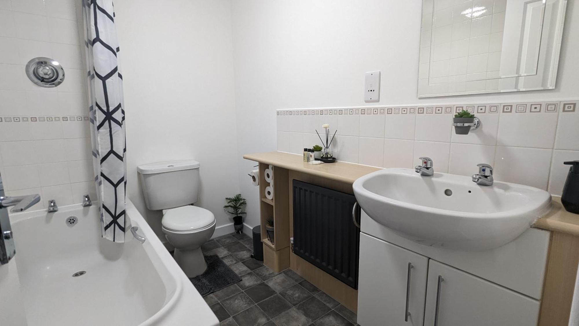 Clariturf - 4 Bedroom Semi - Private Parking Near Turf Moor, Town Centre, Transport And Motorway Links Next To Canal, 3 Parks And Lake - Sky And Netflix Burnley Extérieur photo