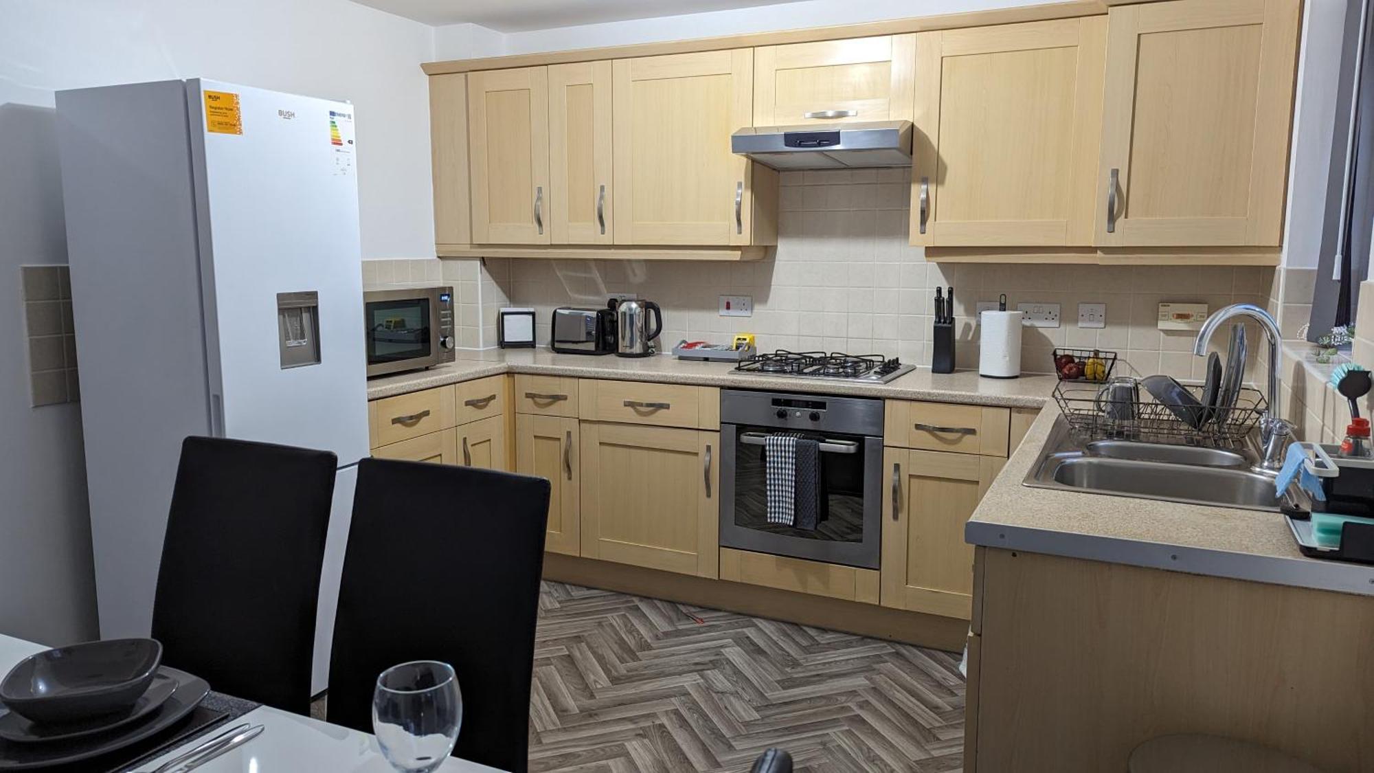 Clariturf - 4 Bedroom Semi - Private Parking Near Turf Moor, Town Centre, Transport And Motorway Links Next To Canal, 3 Parks And Lake - Sky And Netflix Burnley Extérieur photo