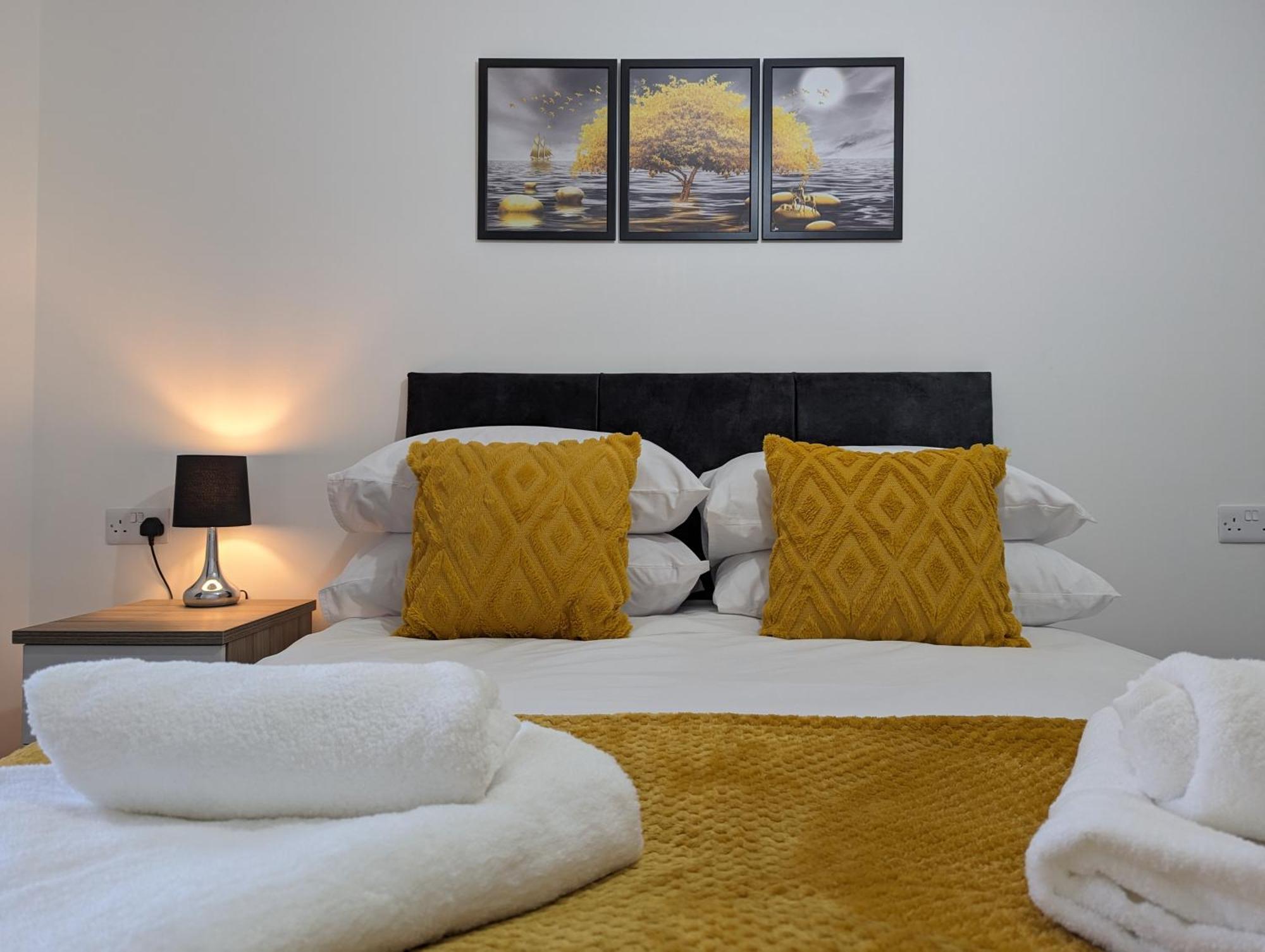 Clariturf - 4 Bedroom Semi - Private Parking Near Turf Moor, Town Centre, Transport And Motorway Links Next To Canal, 3 Parks And Lake - Sky And Netflix Burnley Extérieur photo