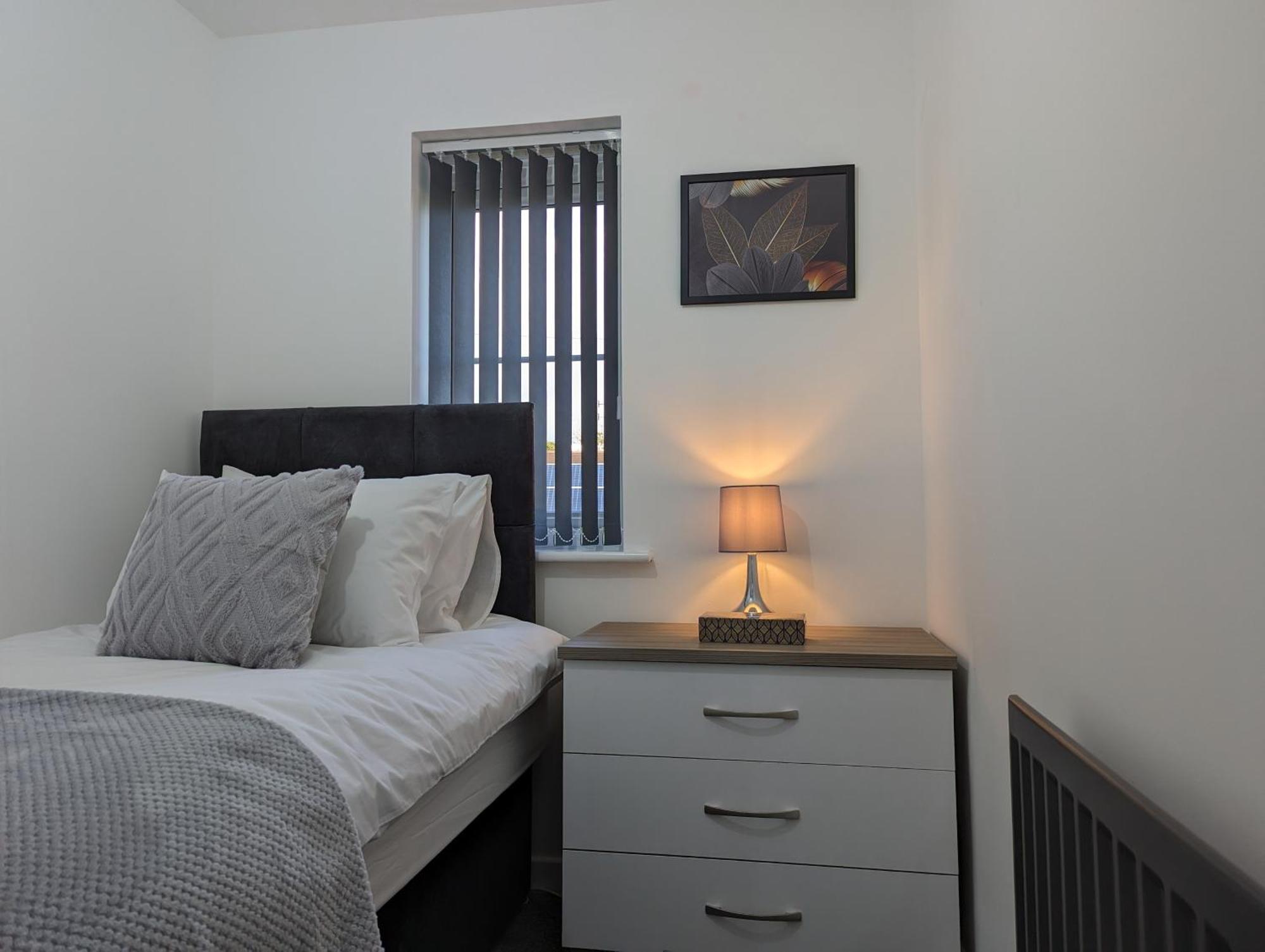 Clariturf - 4 Bedroom Semi - Private Parking Near Turf Moor, Town Centre, Transport And Motorway Links Next To Canal, 3 Parks And Lake - Sky And Netflix Burnley Extérieur photo