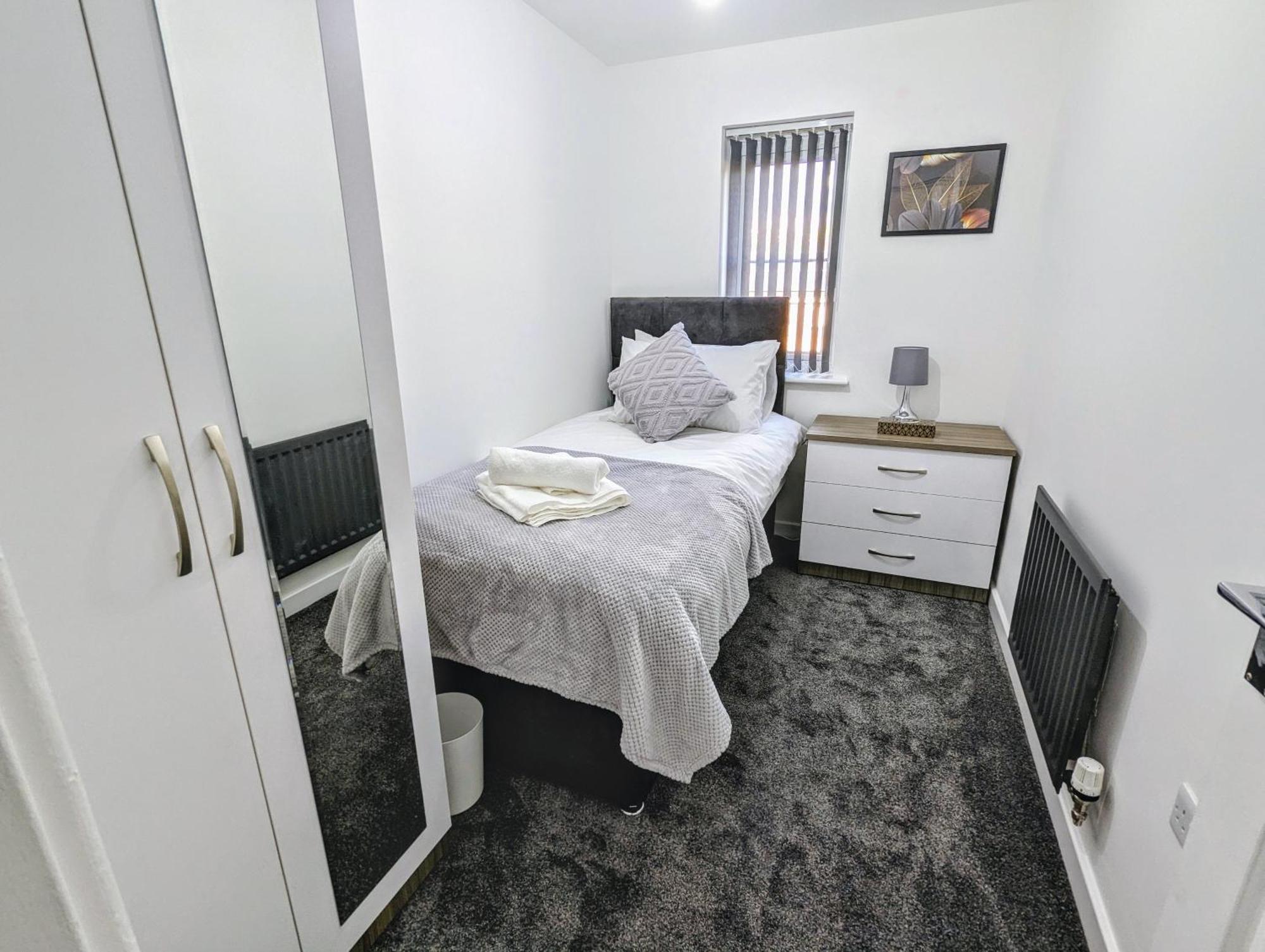 Clariturf - 4 Bedroom Semi - Private Parking Near Turf Moor, Town Centre, Transport And Motorway Links Next To Canal, 3 Parks And Lake - Sky And Netflix Burnley Extérieur photo